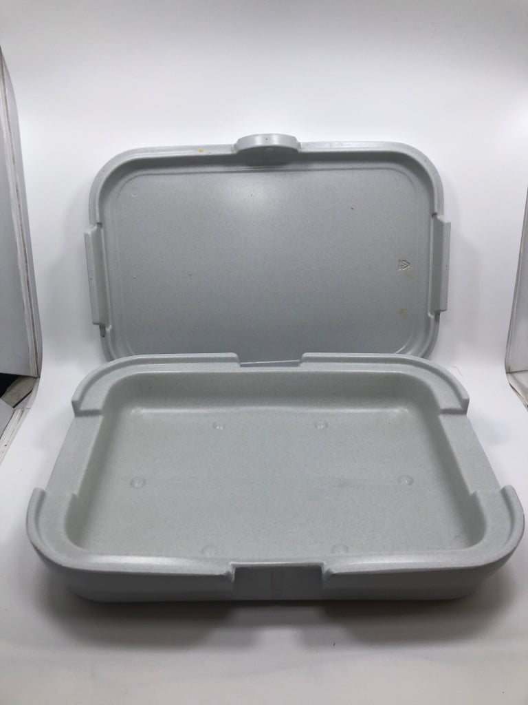 PLASTIC CASSEROLE DISH CARRIER.