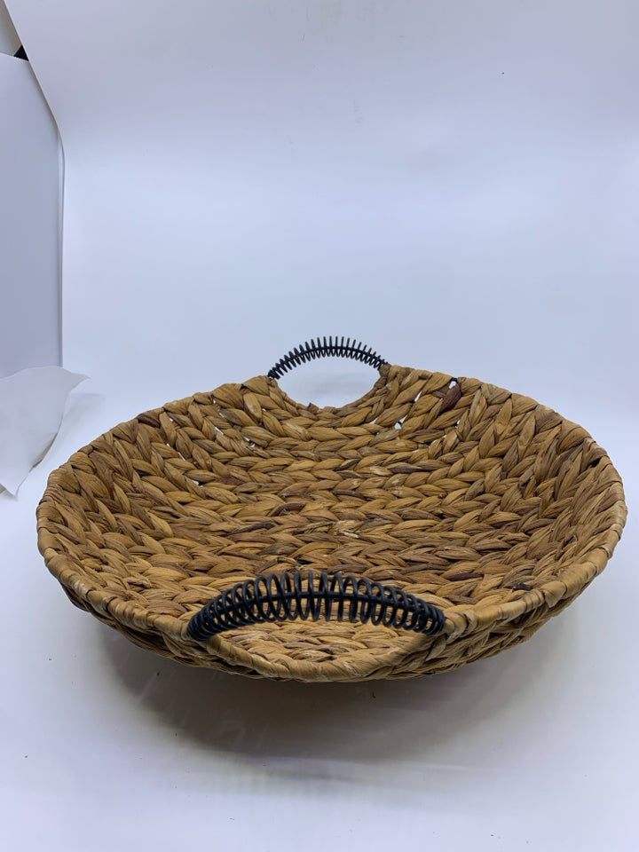 WICKER WOVEN BASKET W HANDLES.