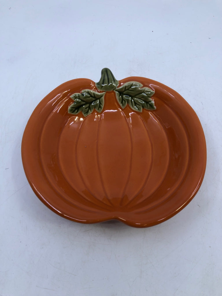 NIB PAMPERED CHEF PUMPKIN DISH.