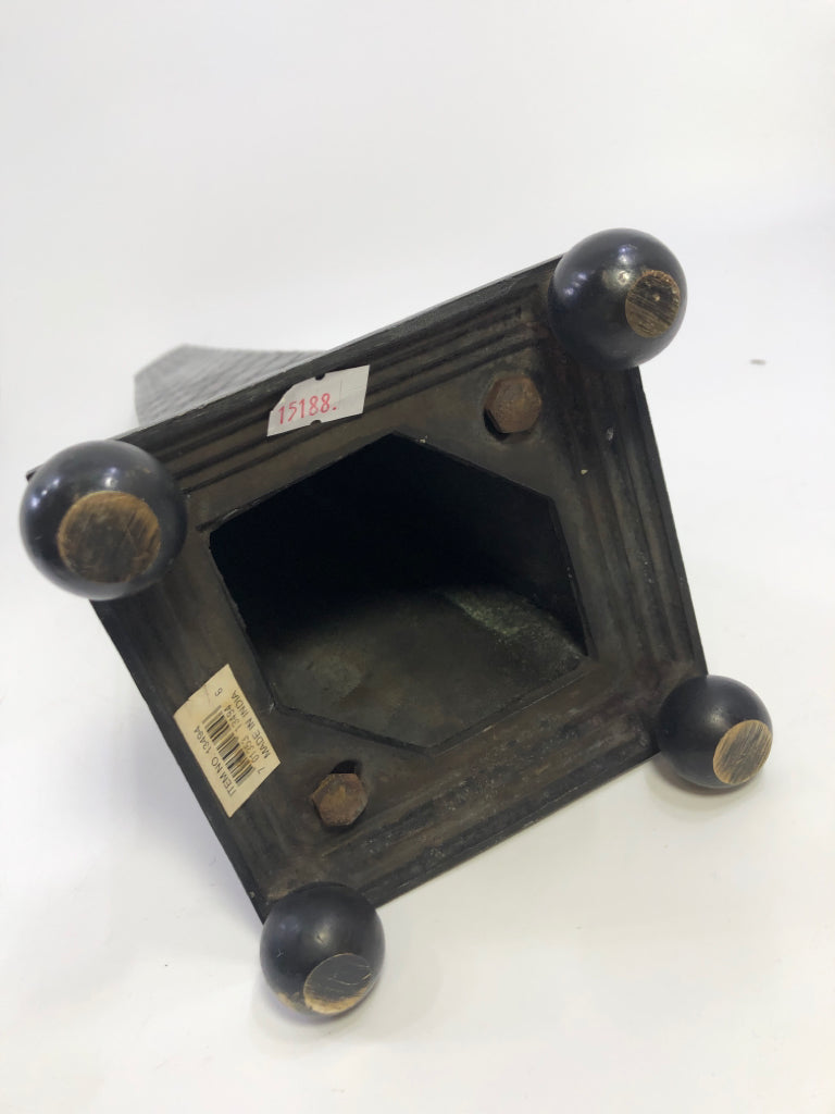 HEAVY BLACK OBELISK W/DIAMOND GRID PATTERN.