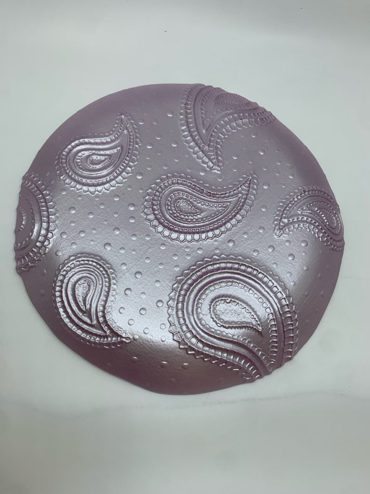 FUCHSIA GLASS PLATE W/PAISLEY PATTERN.