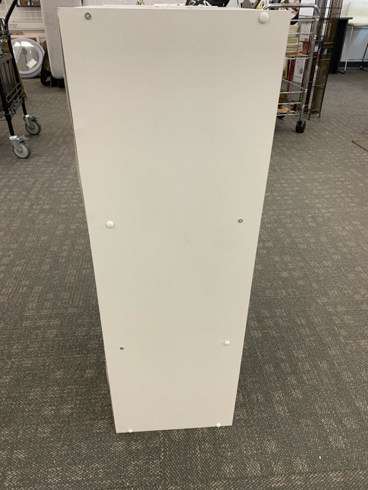WHITE 6-SLOT CUBBIE.