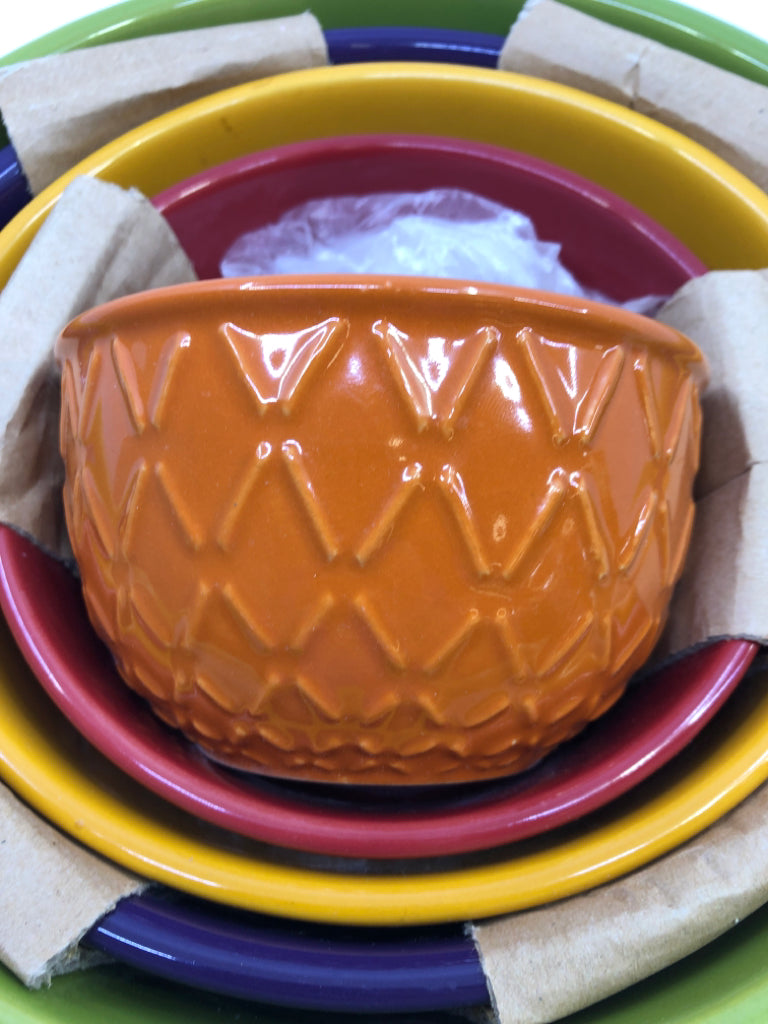 4 COLORFUL NESTING BOWLS.
