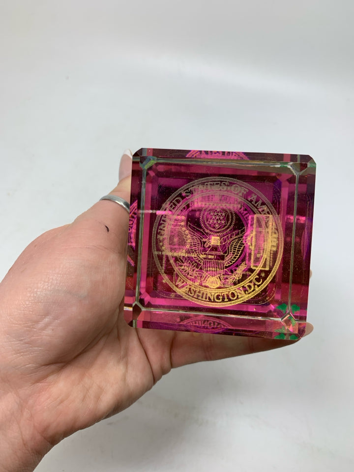 IN BOX WASHINGTON DC MONUMENTS 3D LASER ETCHED HOLOGRAPHIC CRYSTAL PAPERWEIGHT.
