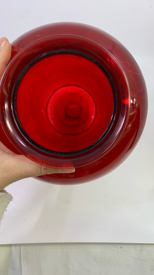 RED GLASS VASE.