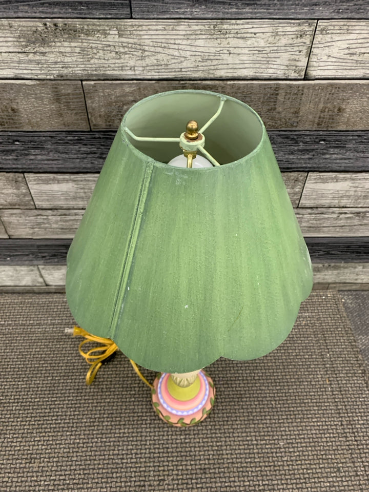 FLOWER PAINTED WOOD BASE LAMP W/GREEN TIN SHADE.