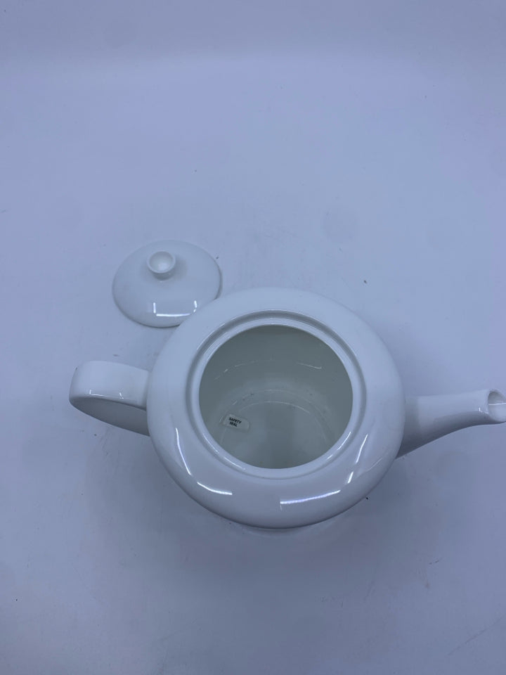 VTG WHITE SMALL TEAPOT.