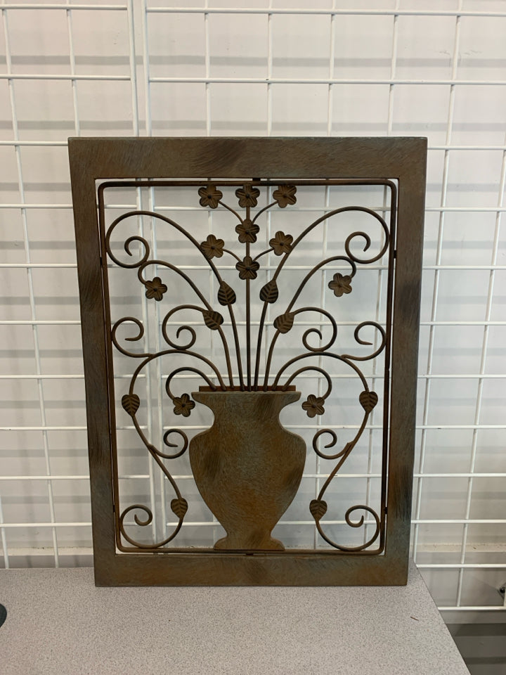 METAL FLOWER DISTRESSED WALL HANGING.