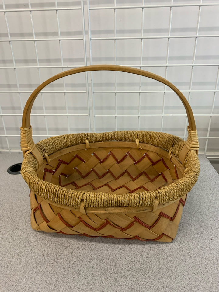RED ACCENT WOVEN BASKET.
