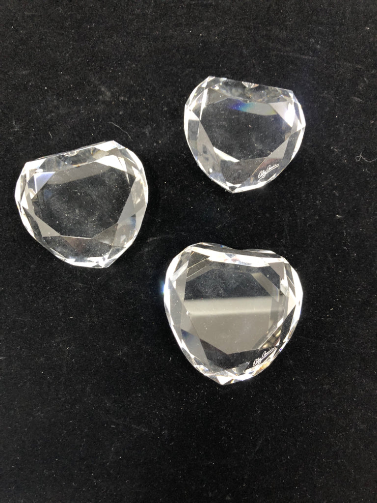 3PC CRYSTAL PAPERWEIGHTS IN HEART BOX.