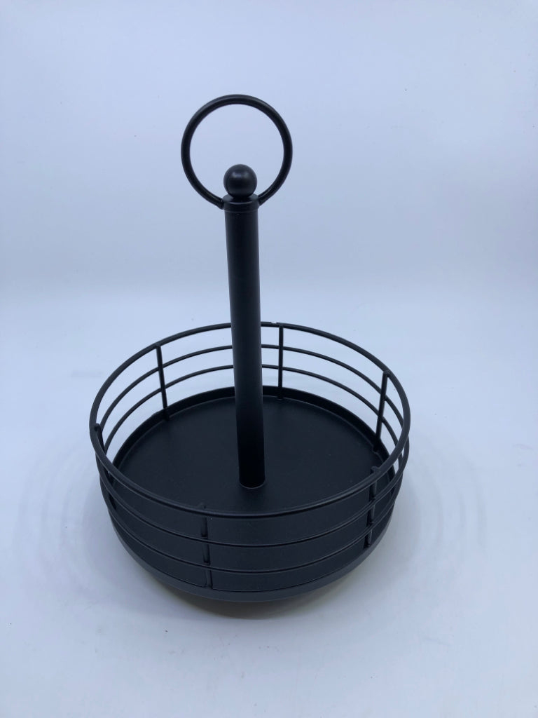 BLACK METAL LAZY SUSAN W/ HANDLE IN CENTER.