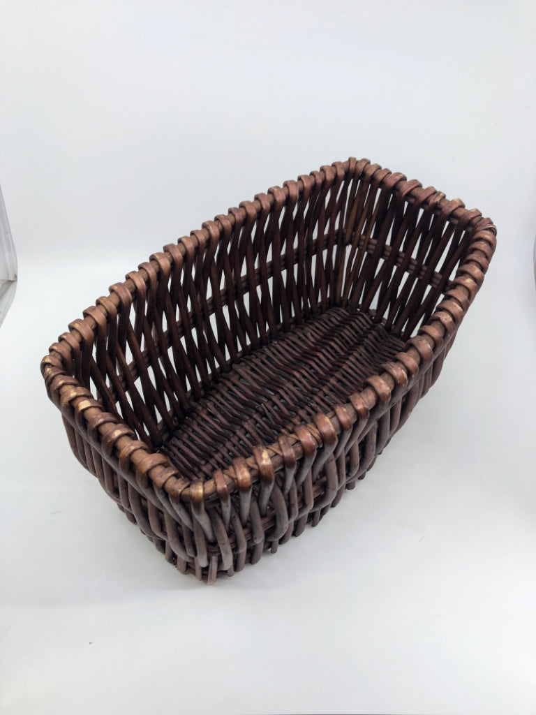 DARK WOVEN RECTANGLE BASKET.