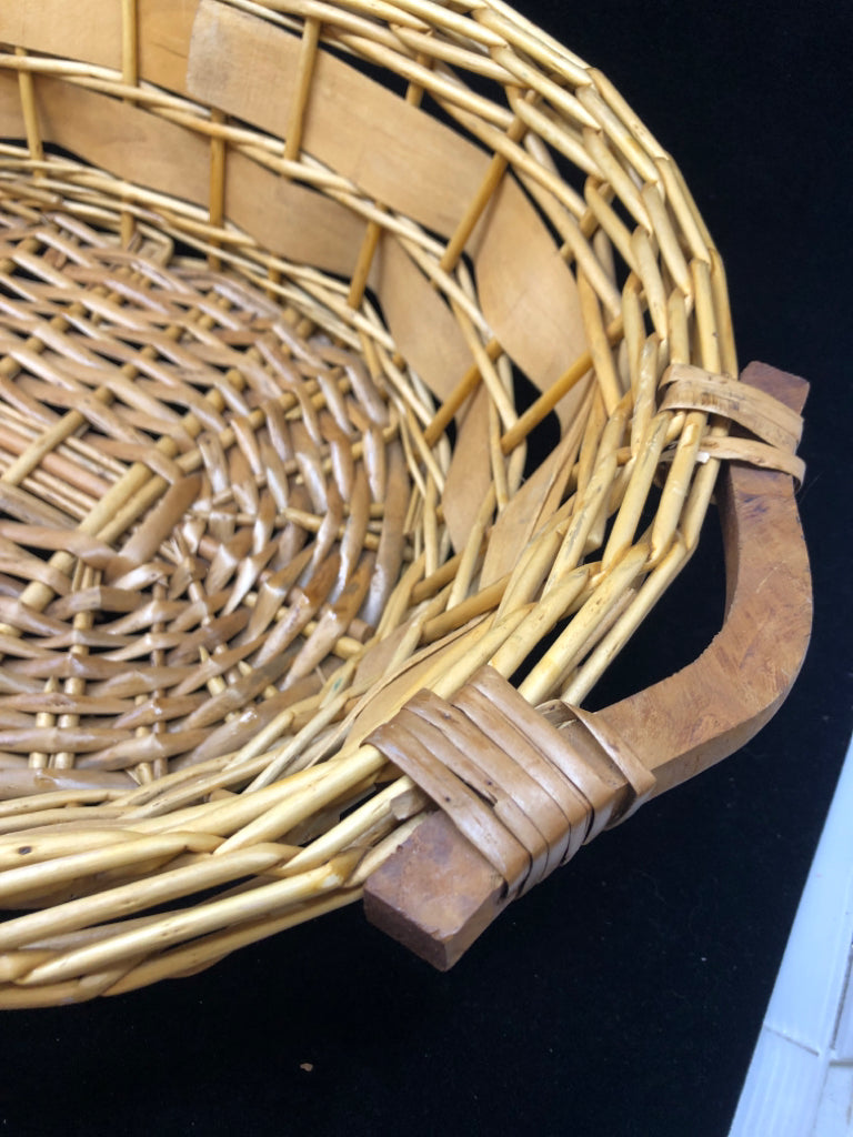 OVAL SHALLOW BASKET W/WOOD HANDLES.