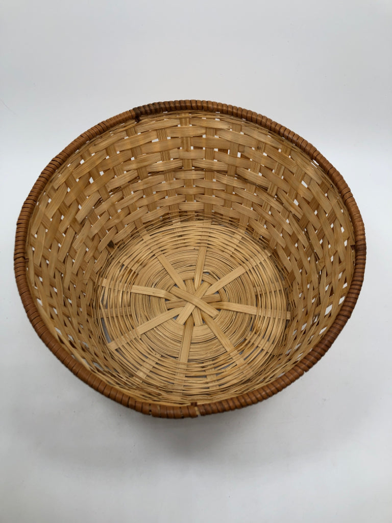 WOVEN BASKET W/SPIRAL RIM.