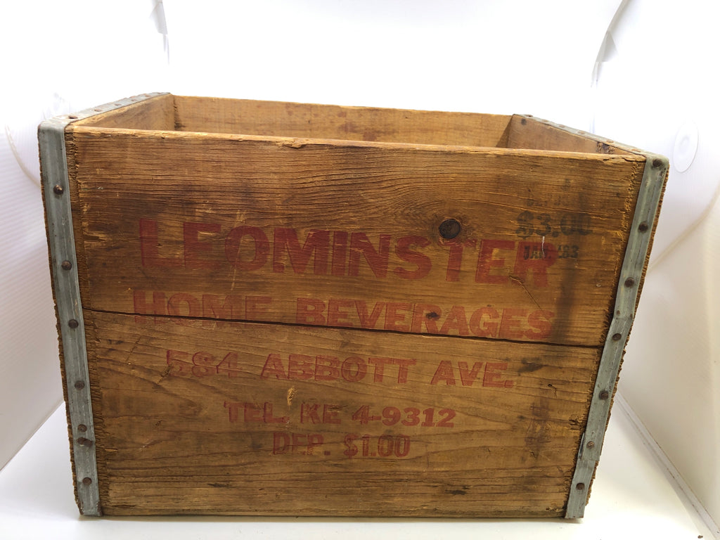 VTG LEOMINSTER WOOD BEVERAGE CRATE W/METAL EDGES.
