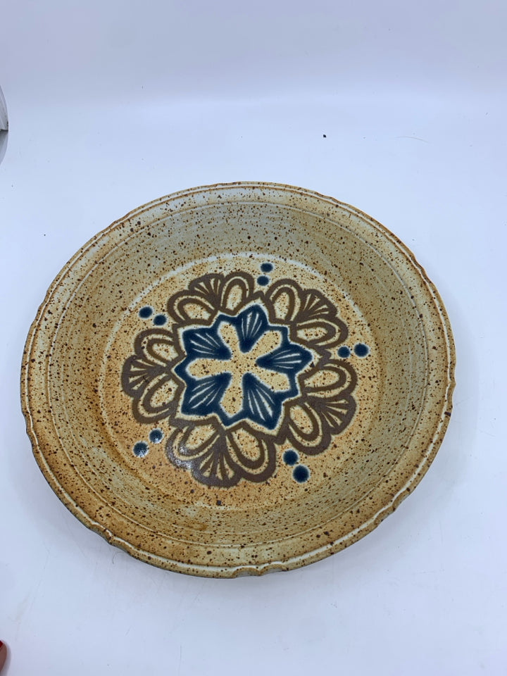 CERAMIC PIE PLATE BROWN/BLUE DESIGN SPECKLED.