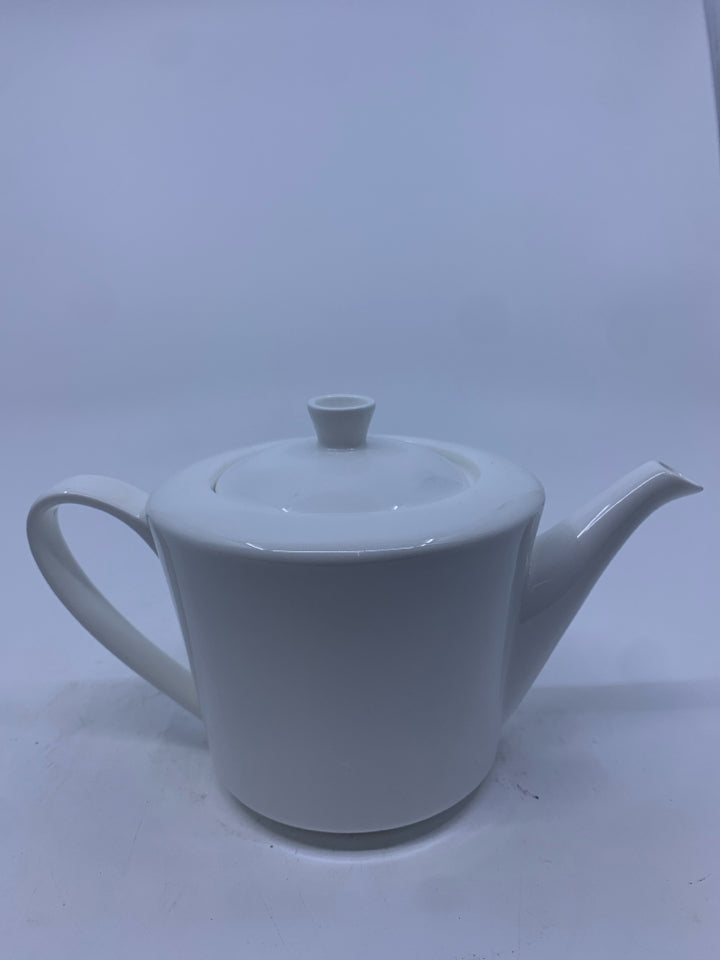 VTG WHITE SMALL TEAPOT.