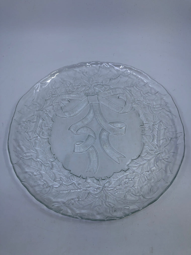 GLASS EMBOSSED HOLIDAY WREATH PLATTER.