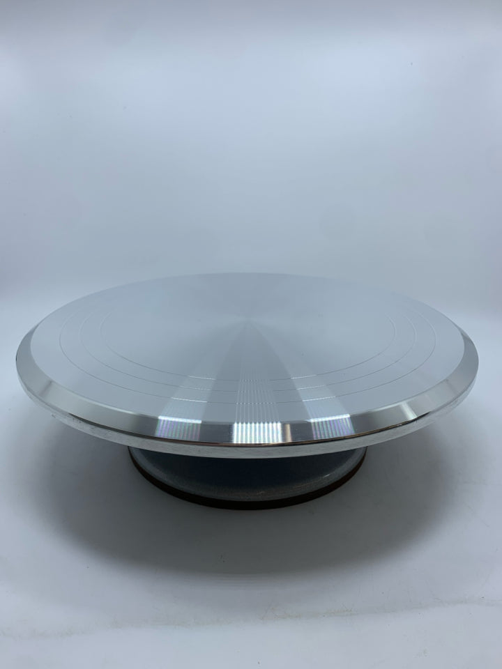 IRIDESCENT TEXTURED CAKE STAND.