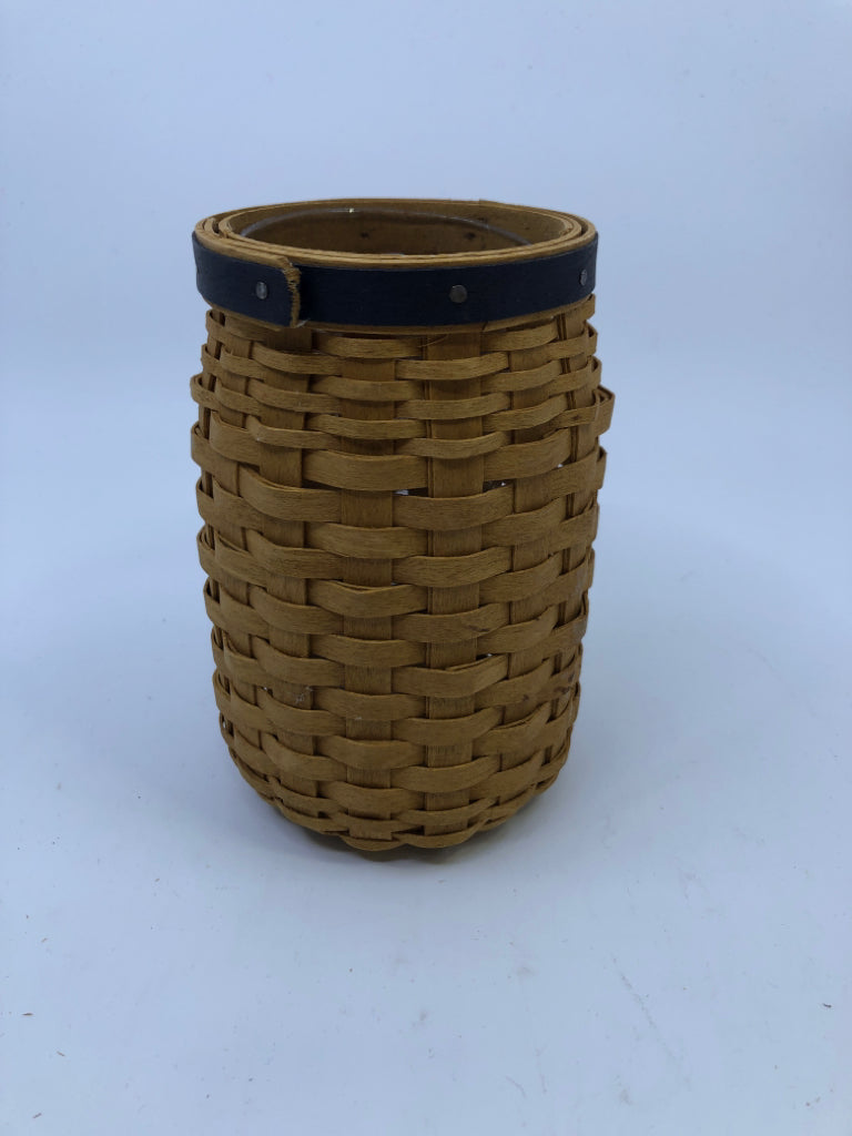 2003 SMALL/TALL PENCIL CUP W PLASTIC LINER AND BLUE RIM.