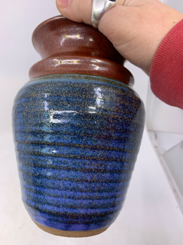BLUE RIBBED BOTTOM W/ RED GLOSSY TOP VASE.