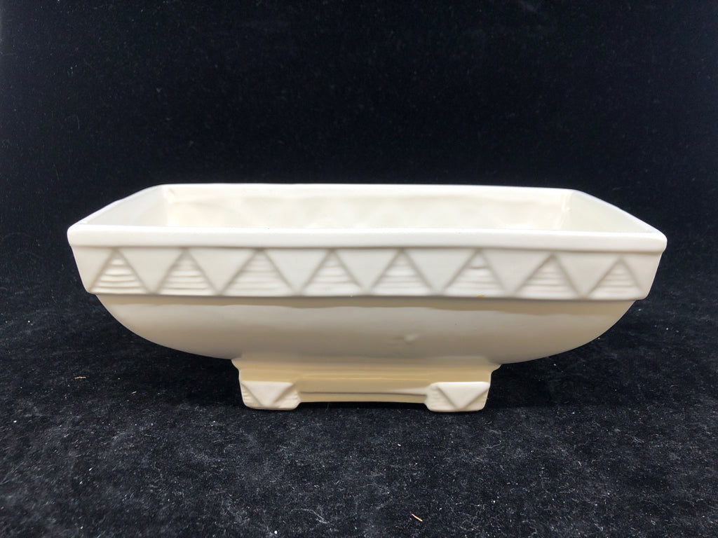 FOOTED WHITE PLANTER W/ TRIANGLE DESIGN EDGE.