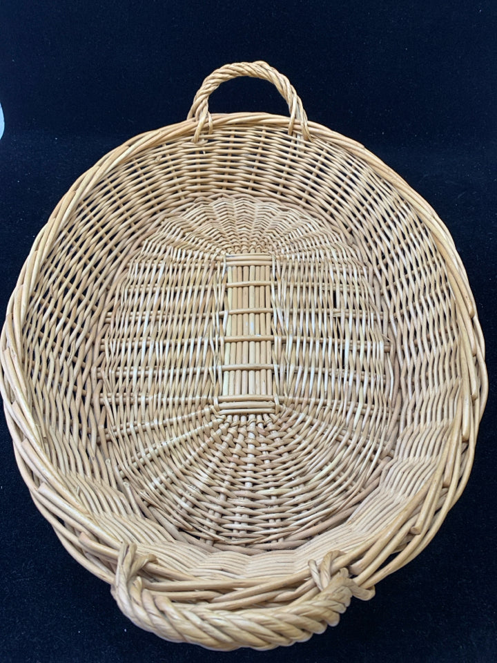 SHALLOW OVAL BASKET W/HANDLES.
