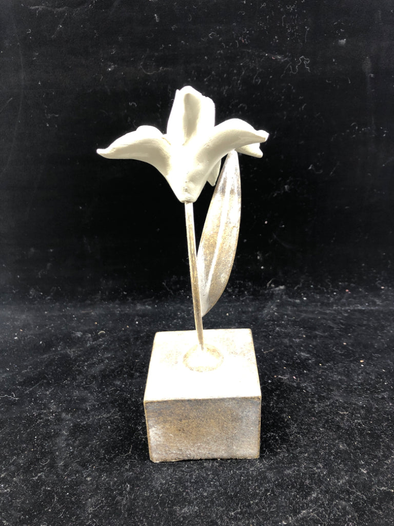 WHITE METAL STANDING FLOWER IN BLOCK.