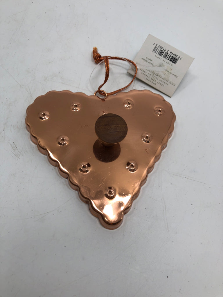 NWT SEASONS HEART COOKIE CUTTER.