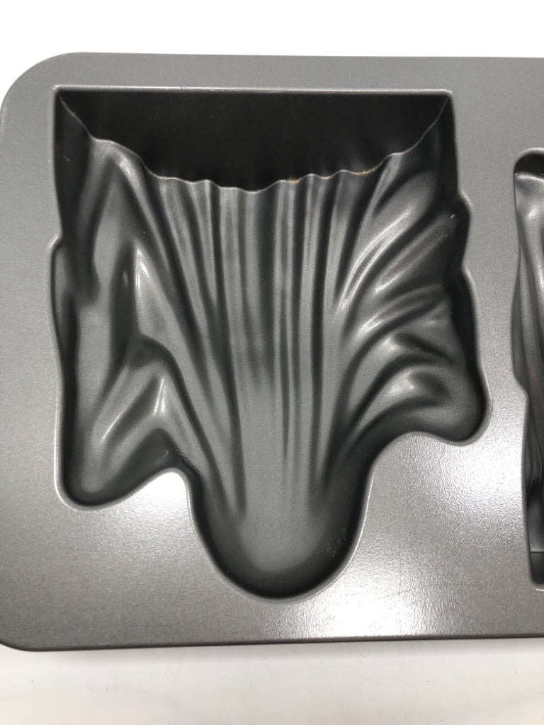 NORDIC WARE GHOST CAST ALUMINUM PAN.