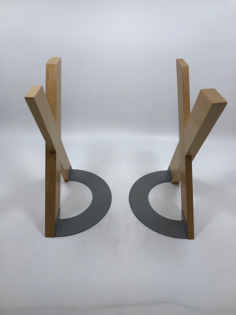 2 "X" WOODEN BOOK ENDS W/METAL BASE.