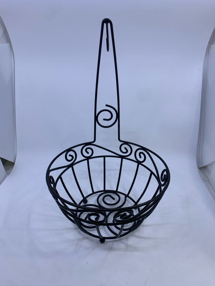 METAL FRUIT BASKET W/BANANA HOOK.