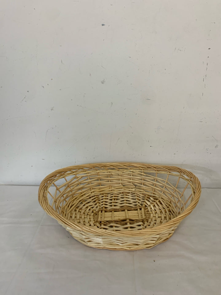 OVAL BLONDE WOVEN BASKET.