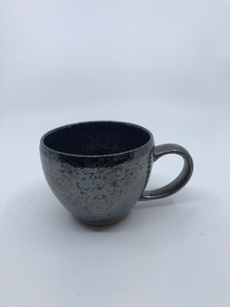 METALLIC STONEWARE PATTERN MUG.