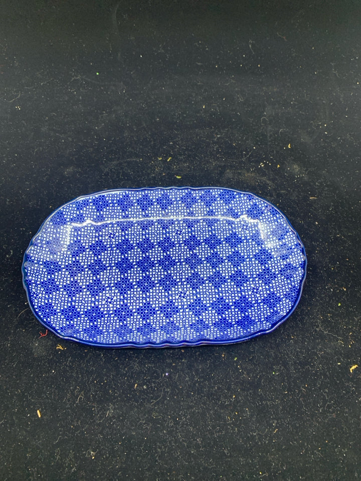 BLUE/WHITE DIAMOND PATTERN OVAL BOWL.