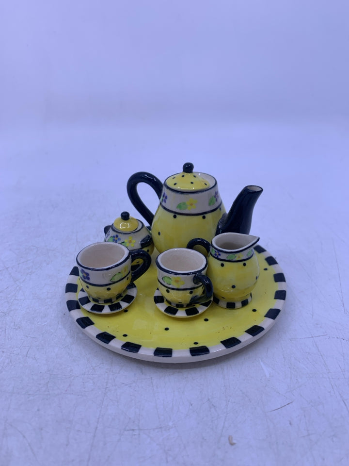 MINI BLACK/YELLOW 8 PC TEA SET IN BAG.