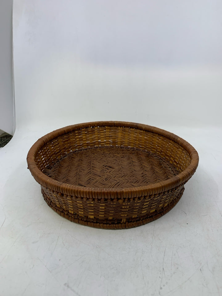 DARK BROWN SHALLOW WOVEN BASKET.