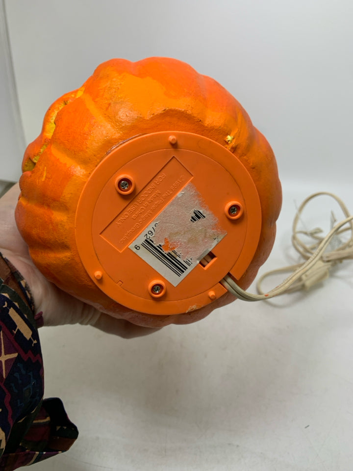 3 STACKED JACKO LANTERNS LIGHT.