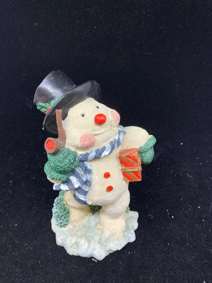 SNOWMAN HOLDING RED GIFT.