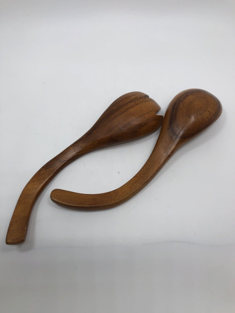 3PC VTG MONKEY POD WOOD SQUARE SALAD BOWL W/SERVING SPOONS.