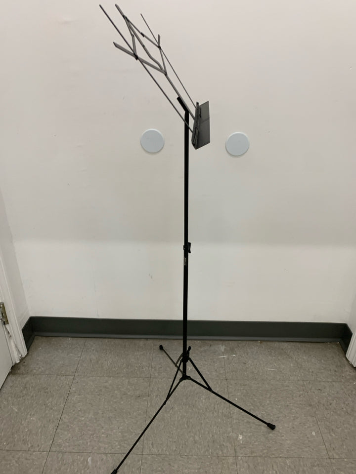 ADJUSTABLE BLACK METAL MUSIC STAND.
