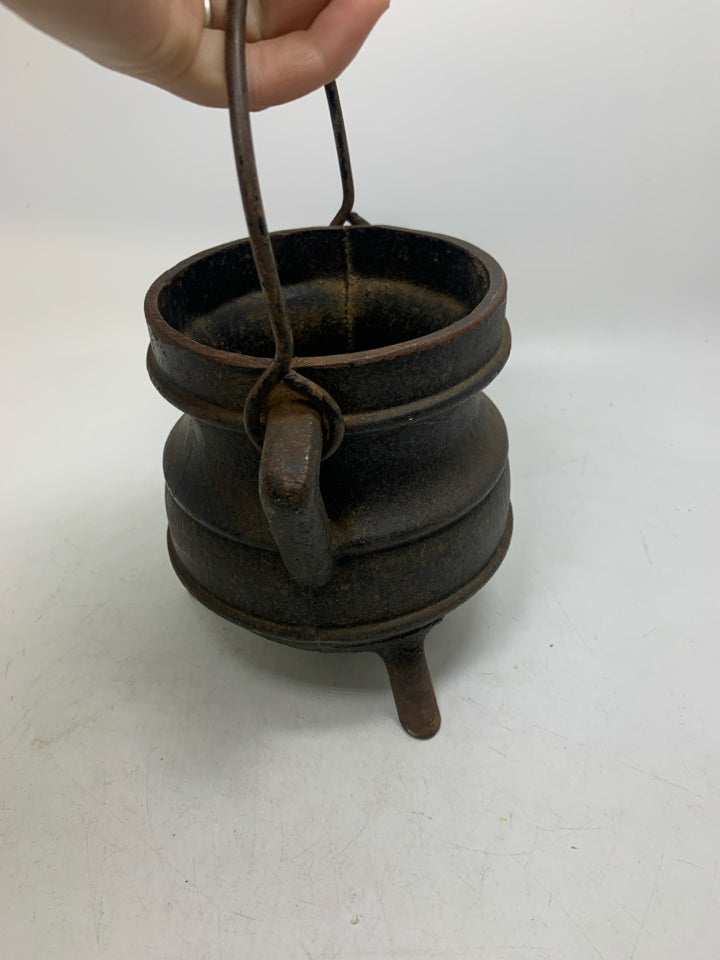 HEAVY FOOTED RUSTIC POT W/ HANDLE.
