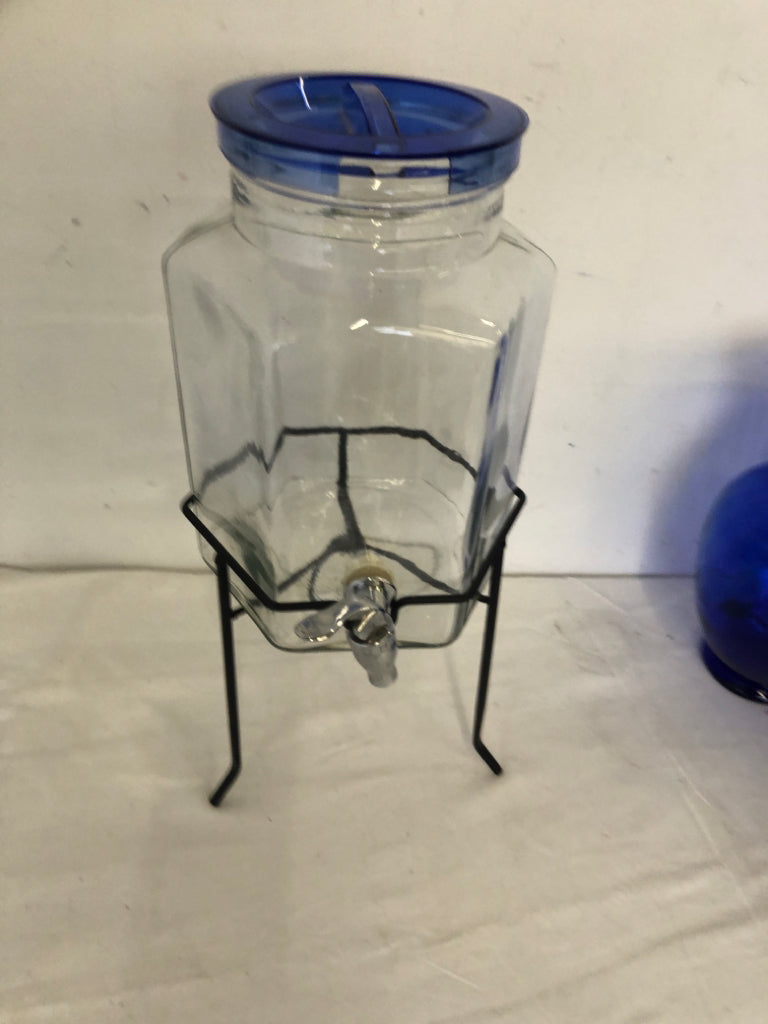 CLEAR GLASS DINK DISPENSER IN BLACK STAND.