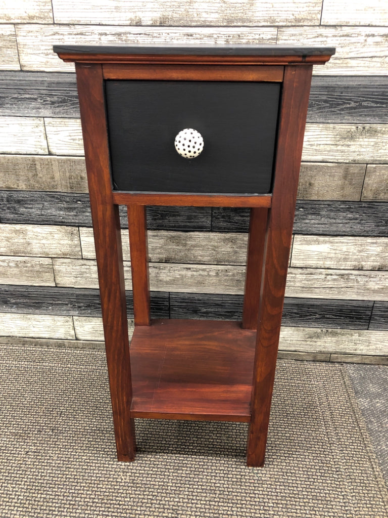 TALL BLACK TOP WOOD BOTTOM SQAURE SIDE TABLE W/ WHITE POLKA DOT KNOB.