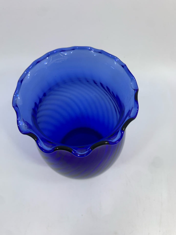 BLUE COBALT GLASS VASE W/RIBBED RIM&SWIRL DESIGN.