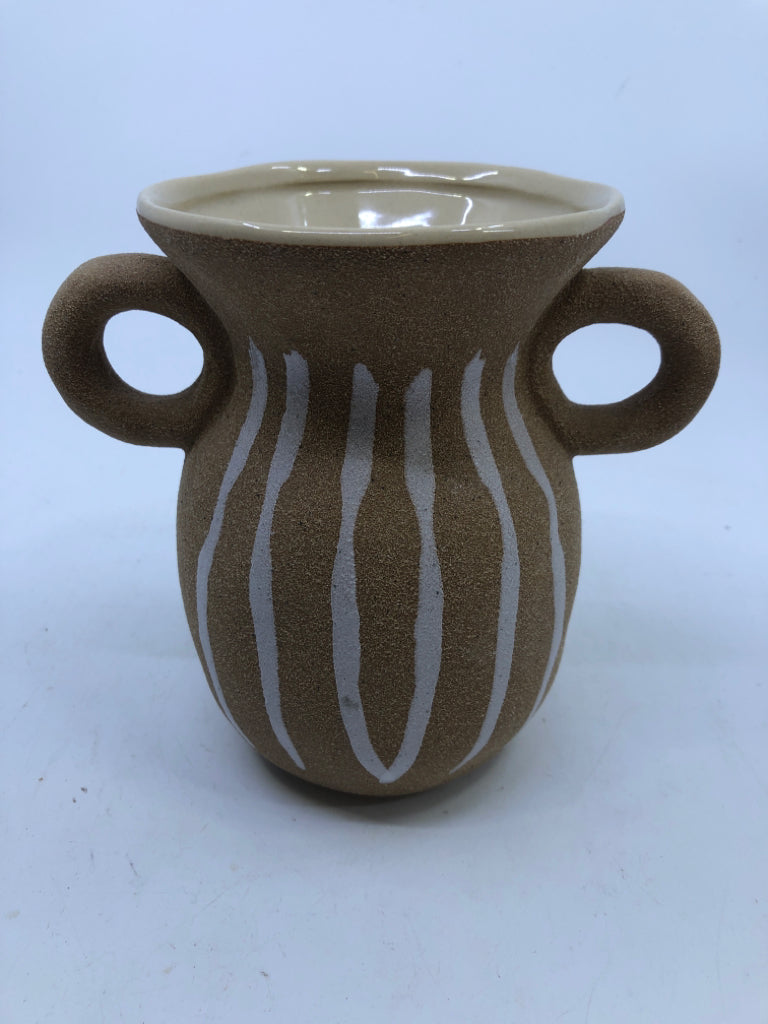 WHITE STRIPE TEXTURED VASE.