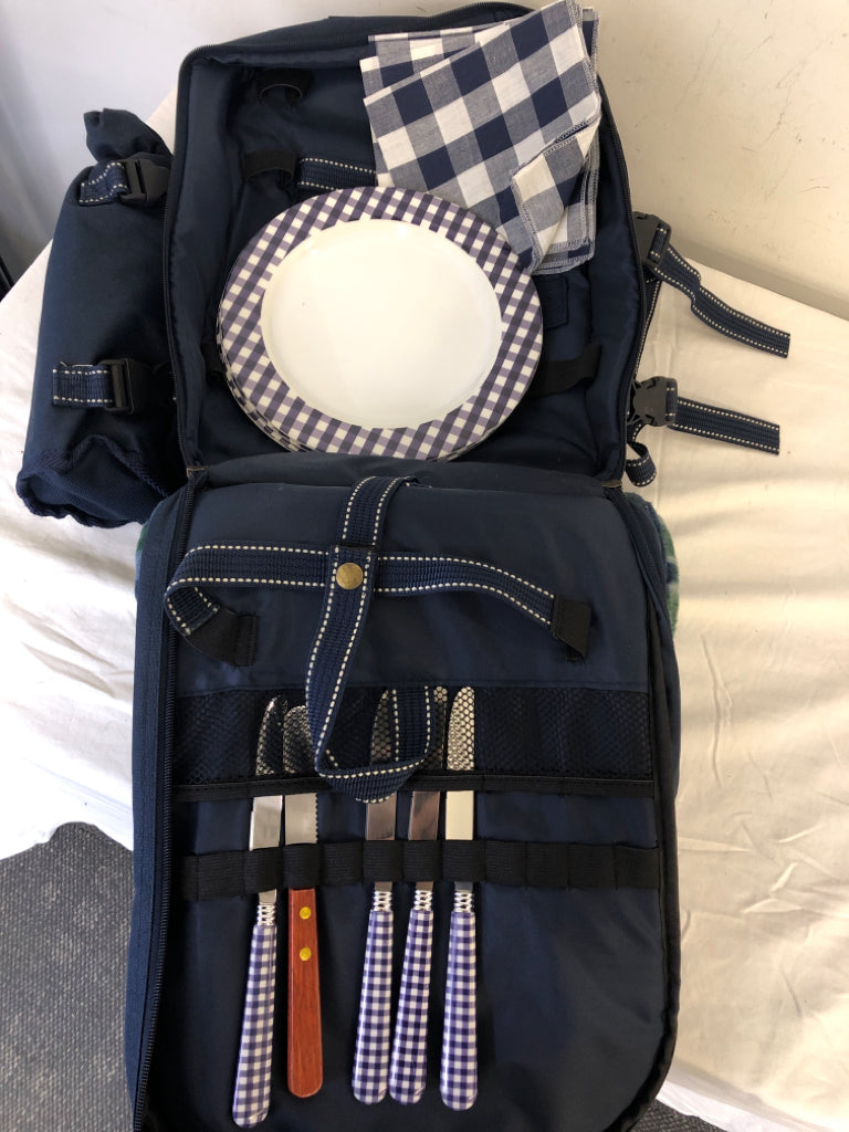 PICNIC IN A BACKPACK W/BLANKET,PLATES,KNIVES.