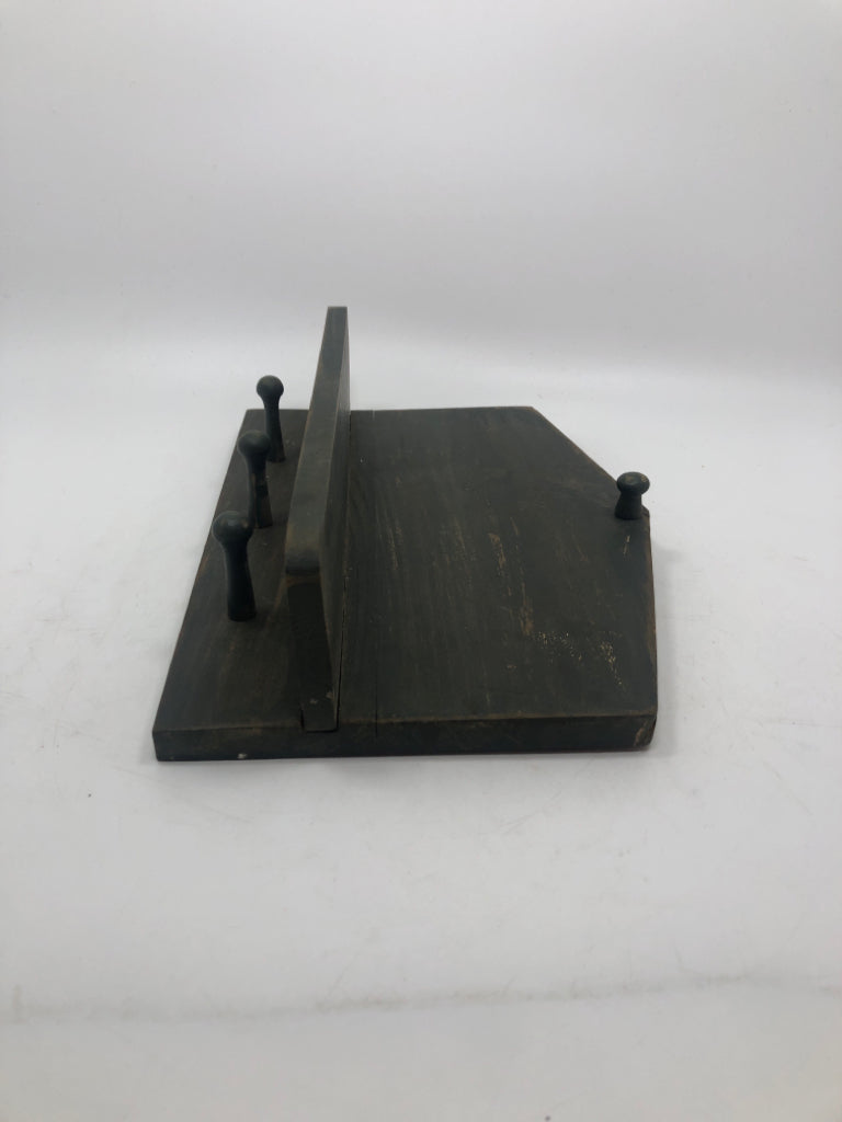 SM GREEN WALL SHELF W/HOOKS.