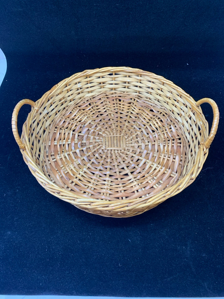 ROUND WOVEN BASKET W/ HANDLES.
