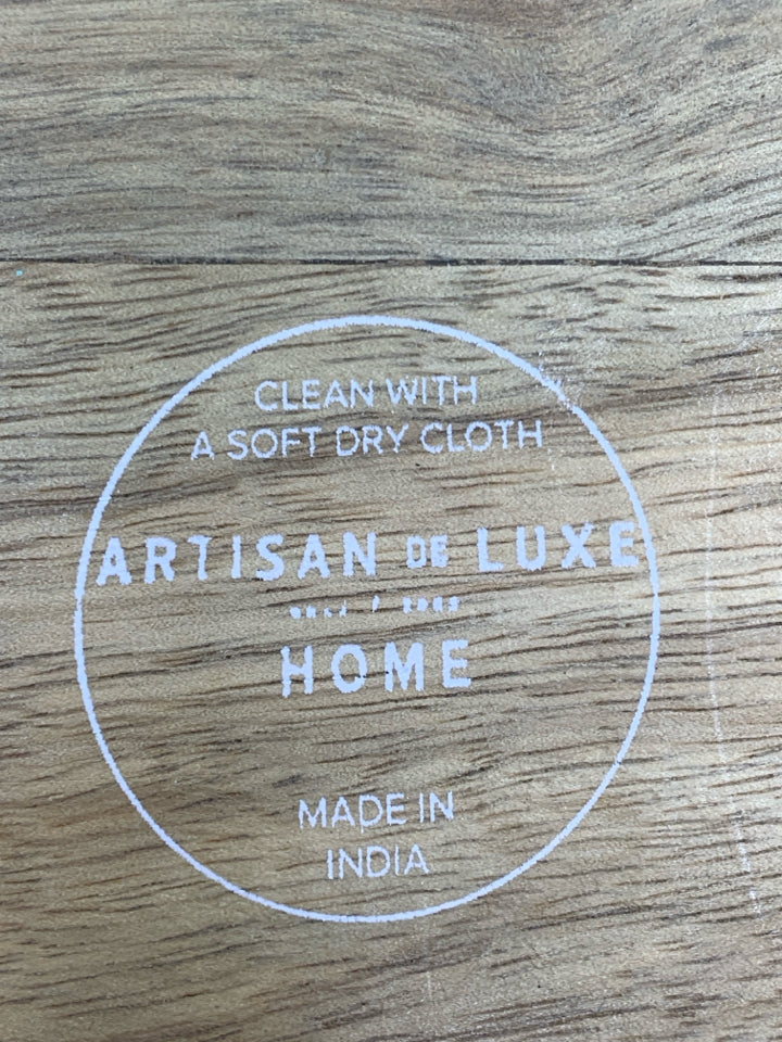 BLUE DISTRESSED WOOD TRAY.